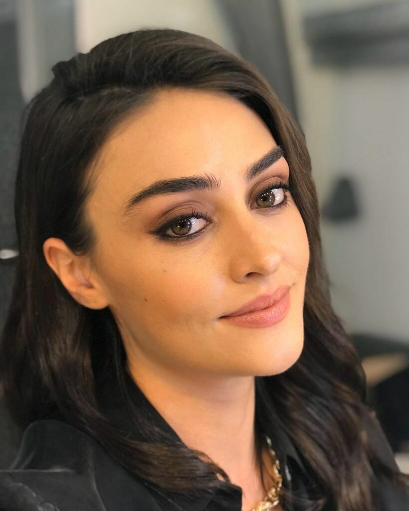 Esra Bilgiç – Biography, Height, Life Story, TV Series